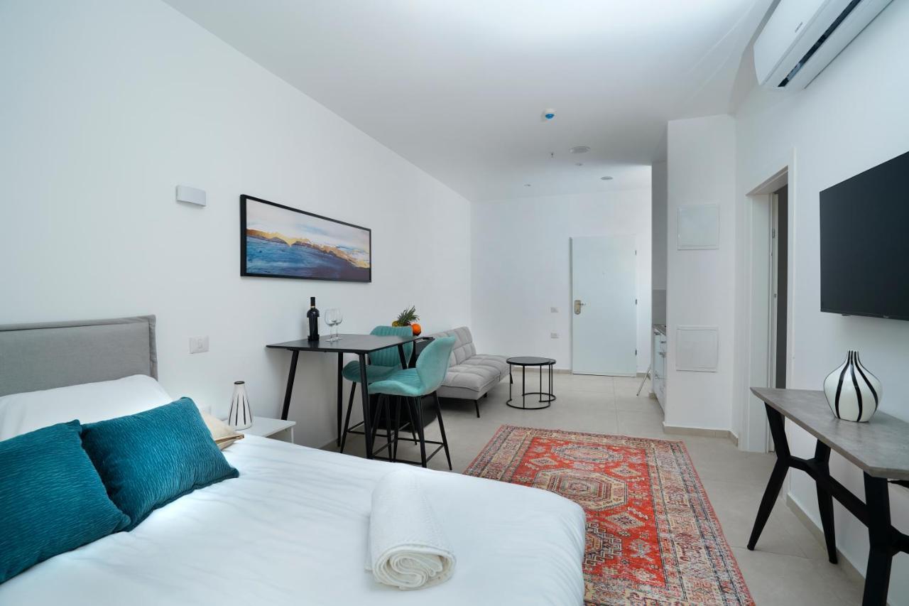 Hi-Yam Seaview Apartments & Suites - יש ממ"ד Bat Yam Buitenkant foto