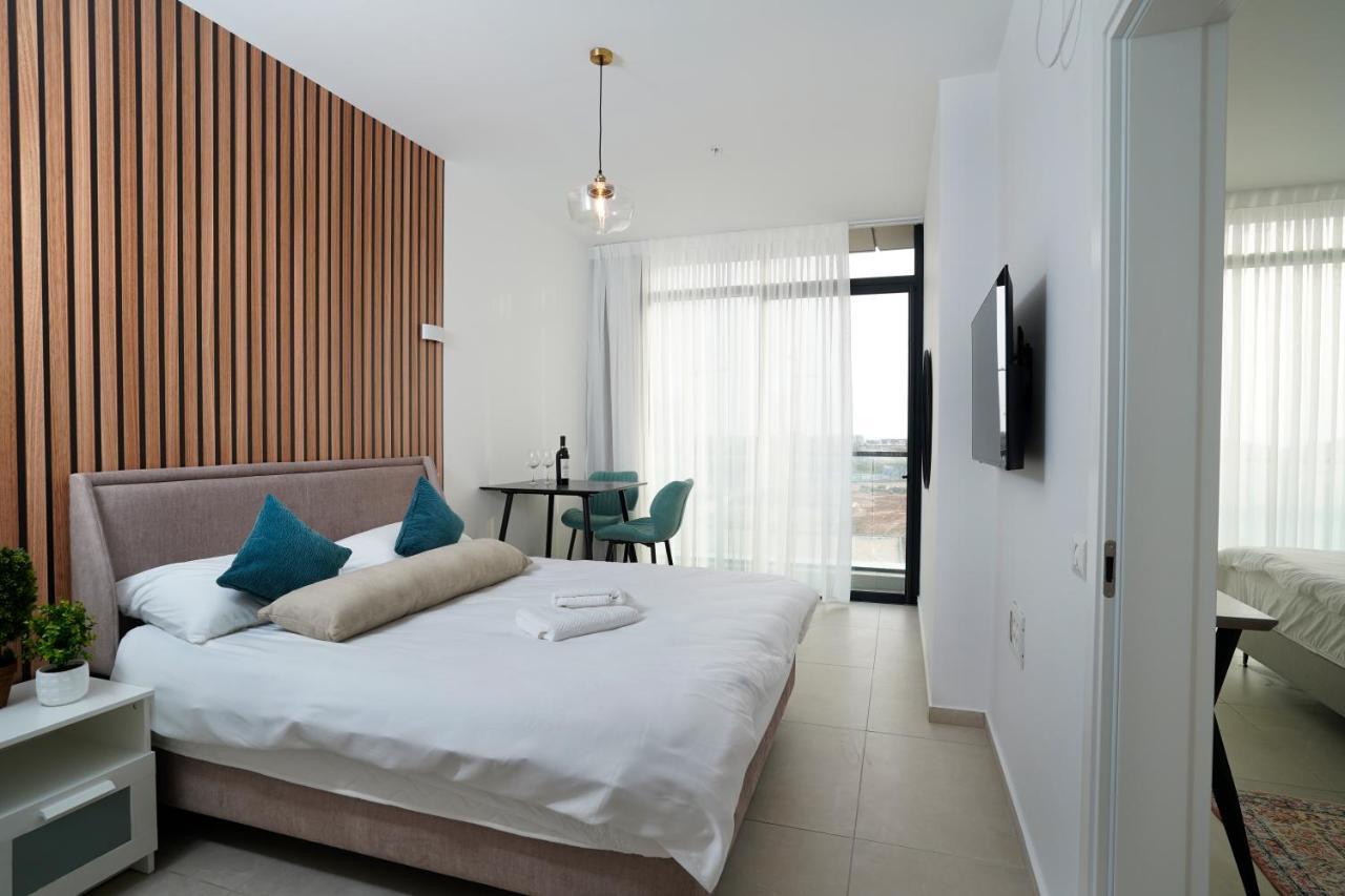Hi-Yam Seaview Apartments & Suites - יש ממ"ד Bat Yam Buitenkant foto
