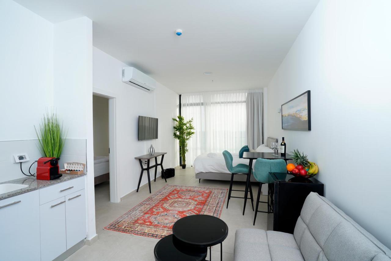 Hi-Yam Seaview Apartments & Suites - יש ממ"ד Bat Yam Buitenkant foto