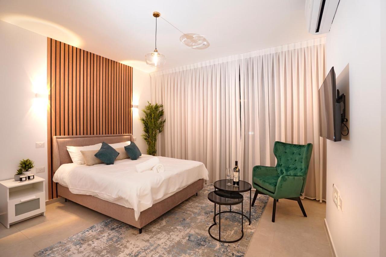 Hi-Yam Seaview Apartments & Suites - יש ממ"ד Bat Yam Buitenkant foto