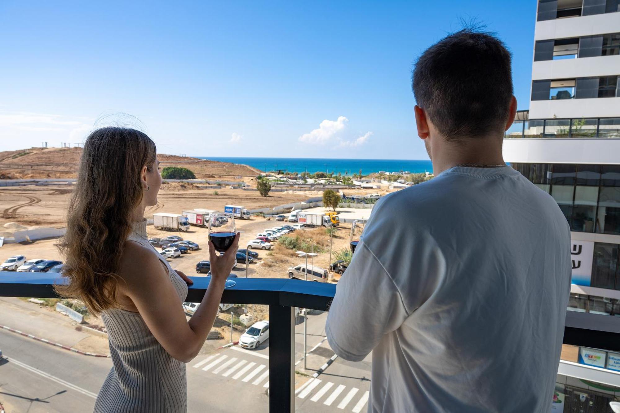 Hi-Yam Seaview Apartments & Suites - יש ממ"ד Bat Yam Buitenkant foto