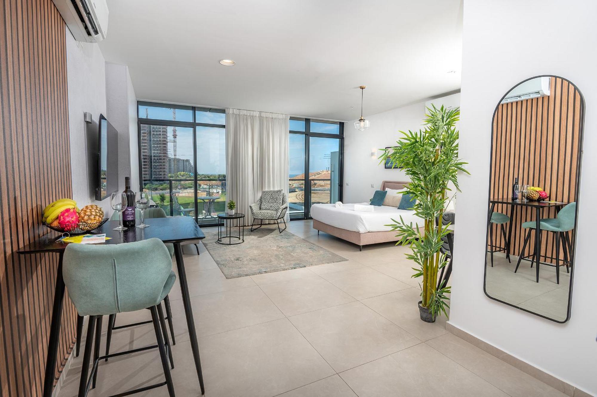 Hi-Yam Seaview Apartments & Suites - יש ממ"ד Bat Yam Buitenkant foto