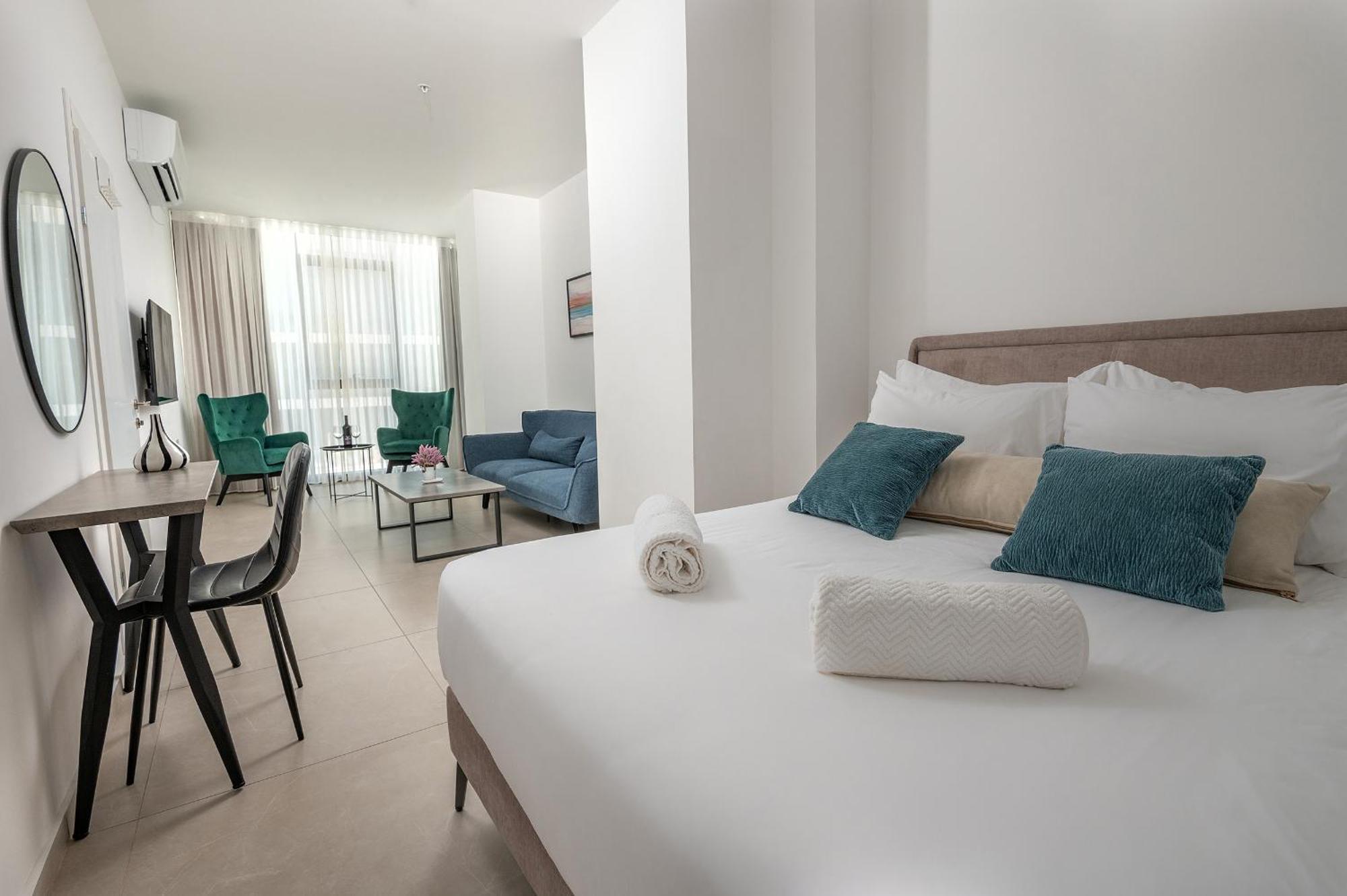 Hi-Yam Seaview Apartments & Suites - יש ממ"ד Bat Yam Buitenkant foto