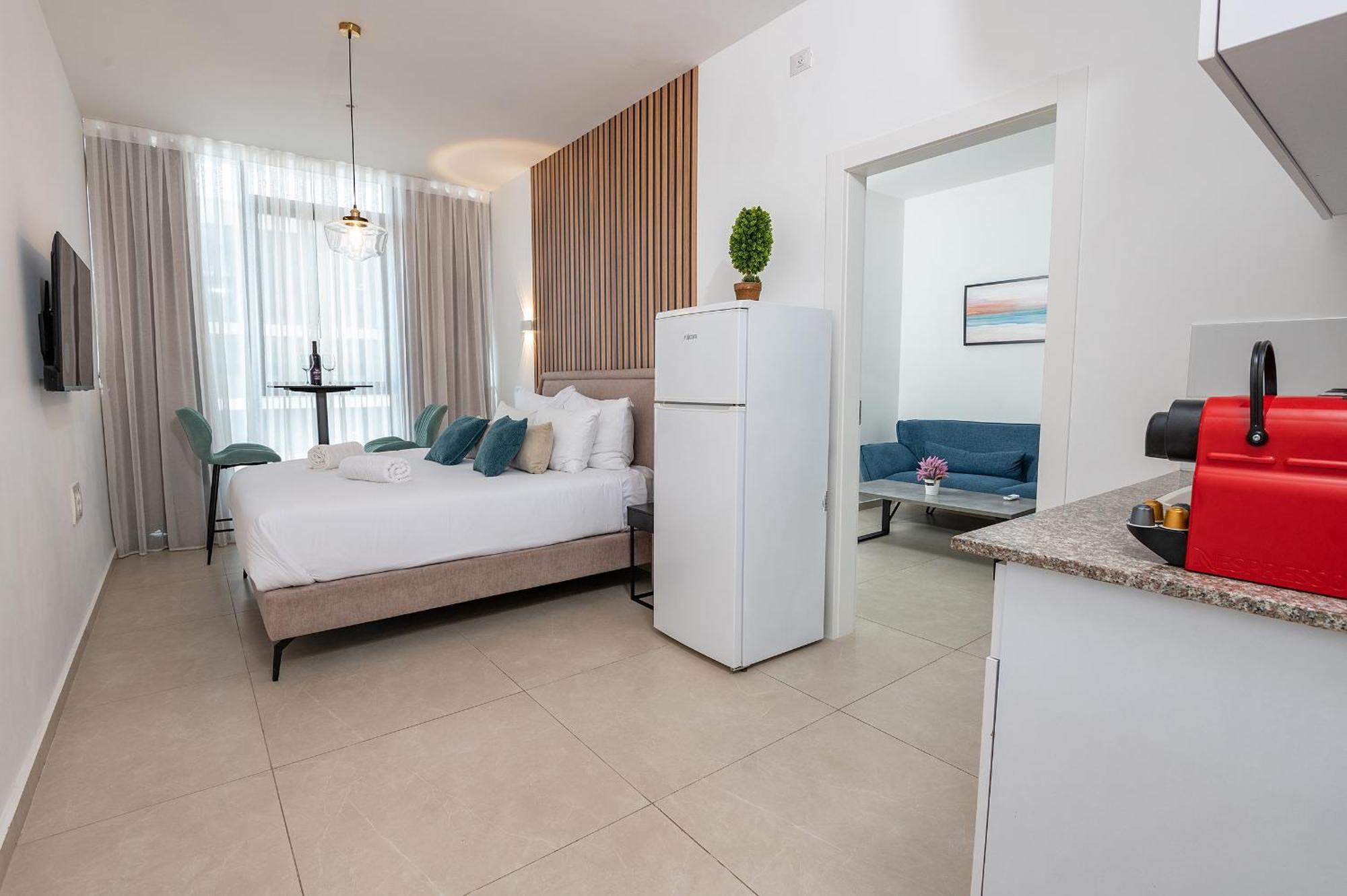 Hi-Yam Seaview Apartments & Suites - יש ממ"ד Bat Yam Buitenkant foto