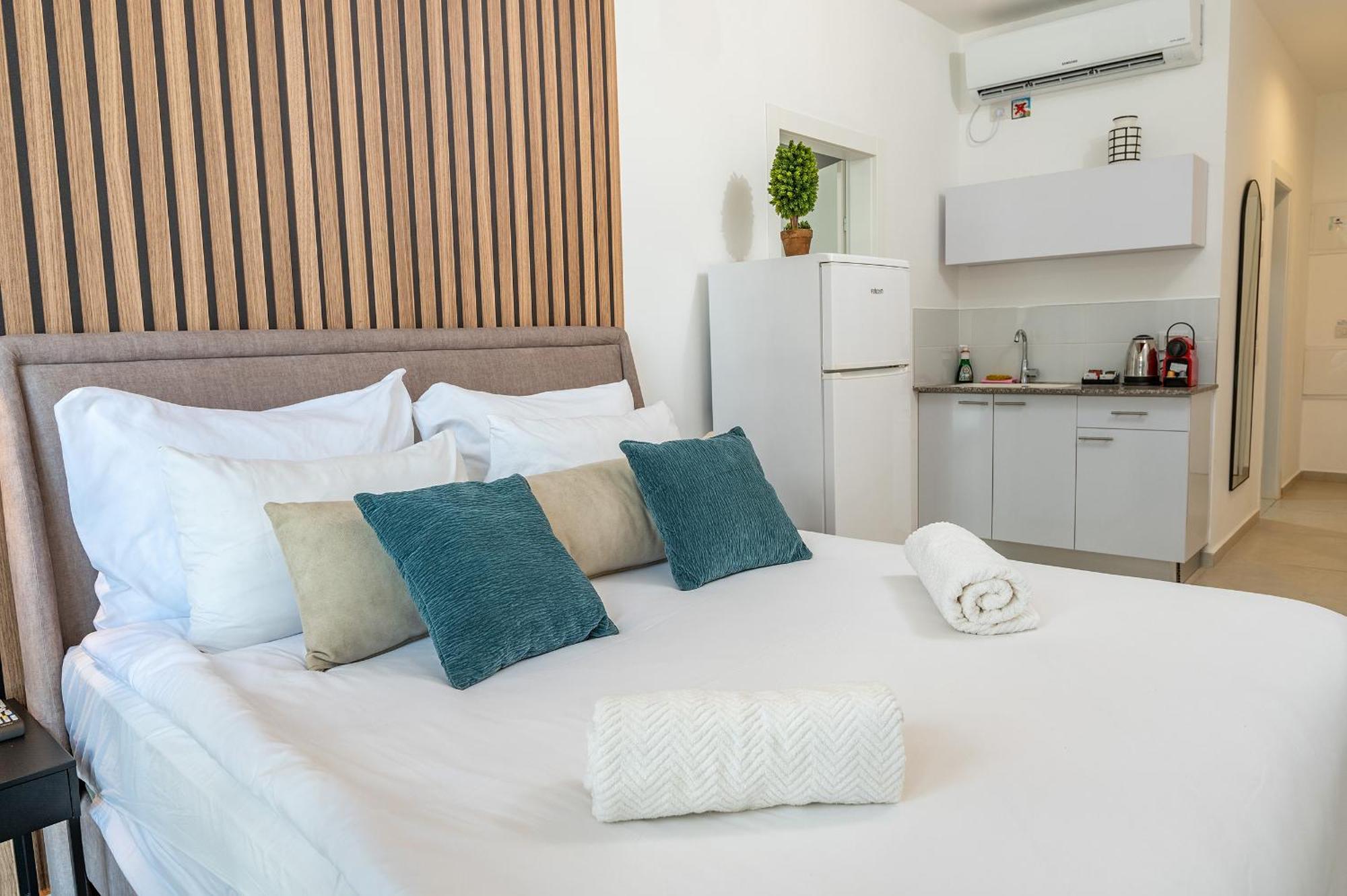 Hi-Yam Seaview Apartments & Suites - יש ממ"ד Bat Yam Kamer foto